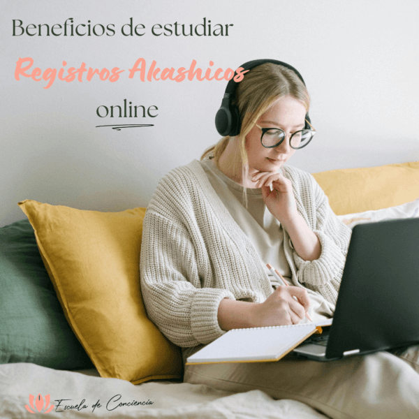 Imagen de una mujer estudiando online, anotando en un libro, tomando apuntes, junto a la frase Beneficios de estudiar Registros Akashicos Online