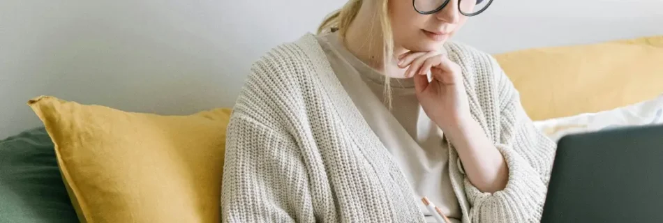Imagen de una mujer estudiando online, anotando en un libro, tomando apuntes, junto a la frase Beneficios de estudiar Registros Akashicos Online