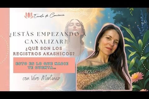 Mujer junto a un cartel que dice " ¿Estas empezando a canalizar? Esto es lo que nadie te cuenta. con Vero Martinez"