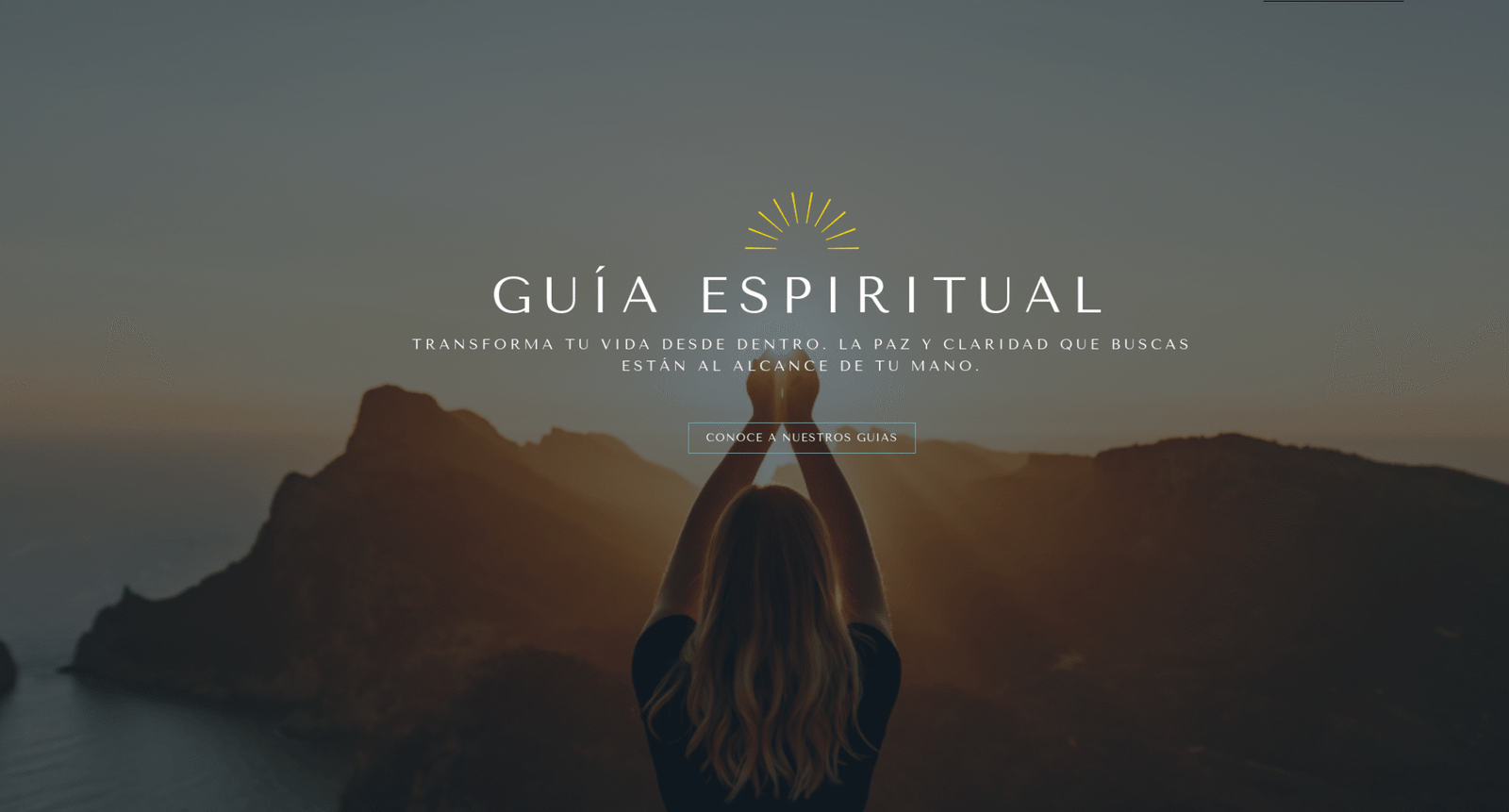 Guía Espiritual: Mujer con los brazos en alto meditando al atardecer en la cima de una montaña. Texto: 'Transforma tu vida desde dentro. La paz y claridad que buscas están al alcance de tu mano.'