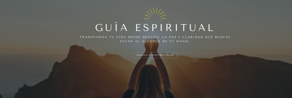 Guía Espiritual: Mujer con los brazos en alto meditando al atardecer en la cima de una montaña. Texto: 'Transforma tu vida desde dentro. La paz y claridad que buscas están al alcance de tu mano.'