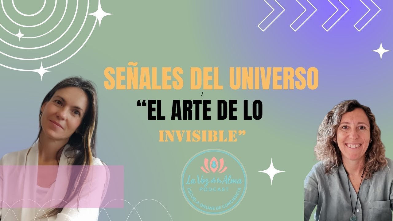 Dos mujeres adultas sonriendo, una a la izquierda con cabello oscuro y blusa blanca, y otra a la derecha con cabello castaño claro y blusa gris, sobre un fondo degradado en tonos verde menta, púrpura y azul. El texto principal en la imagen dice "SEÑALES DEL UNIVERSO" y en el centro "EL ARTE DE LO INVISIBLE". Incluye el logo del podcast "La Voz de tu Alma - Escuela Online de Conciencia".