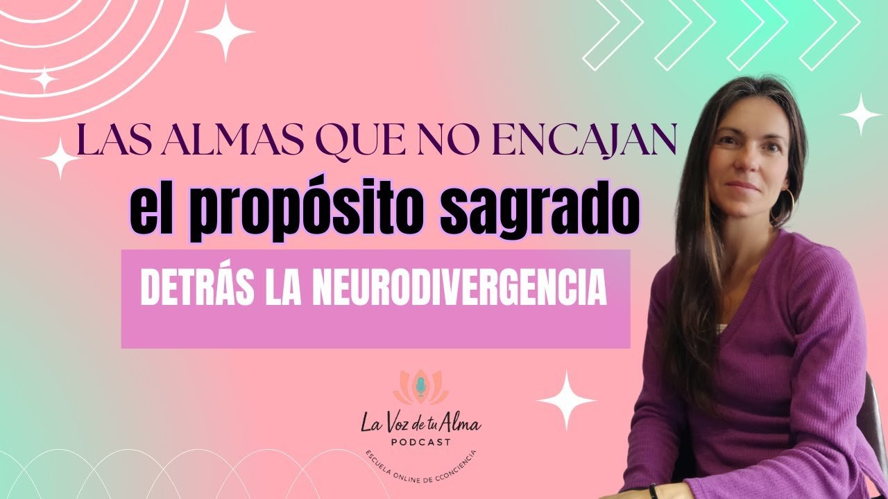 Una mujer de cabello castaño y largo, con una blusa color púrpura, sonríe suavemente mirando a la cámara. Se encuentra en la mitad derecha de la imagen. La otra mitad, en tonos pastel de rosa y verde agua, tiene el título del podcast en texto grande y audaz: "LAS ALMAS QUE NO ENCAJAN el propósito sagrado DETRÁS LA NEURODIVERGENCIA". En la parte inferior central está el logo "La Voz de tu Alma Podcast". La imagen es una miniatura promocional para un video o podcast sobre neurodivergencia y su propósito espiritual.