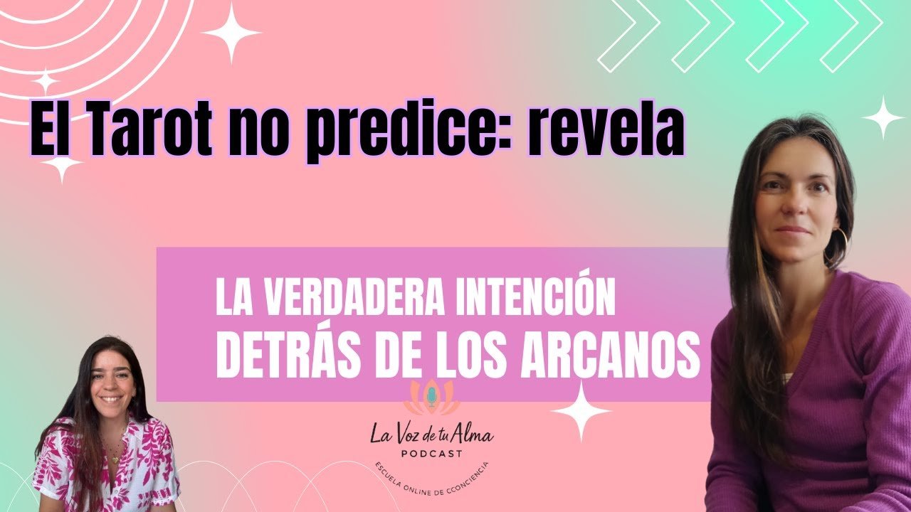 Miniatura del podcast La Voz de tu Alma con el título 'El Tarot no predice: revela - La verdadera intención detrás de los Arcanos'. Aparecen dos mujeres sonrientes sobre un fondo degradado en tonos rosa y verde, representando a la Escuela Online de Conciencia.