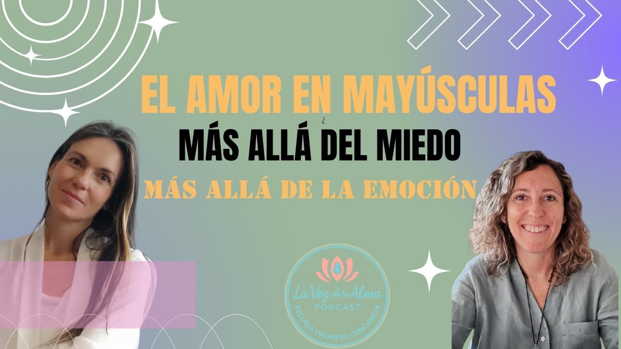 Imagen promocional del podcast "La Voz de tu Alma" de la Escuela Online de Conciencia. Aparecen dos mujeres sonrientes a los lados de un diseño gráfico en tonos verdes y morados. El texto central dice: "EL AMOR EN MAYÚSCULAS: ¿MÁS ALLÁ DEL MIEDO? MÁS ALLÁ DE LA EMOCIÓN".